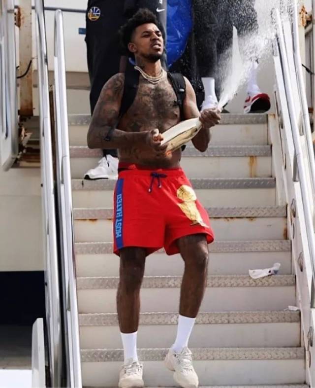 太阳报：C罗日收入48.8万英镑，与摩根采访时戴的手表值110万英镑（太阳报：C罗日薪48.8万英镑，摩根专访所戴腕表价值110万英镑）