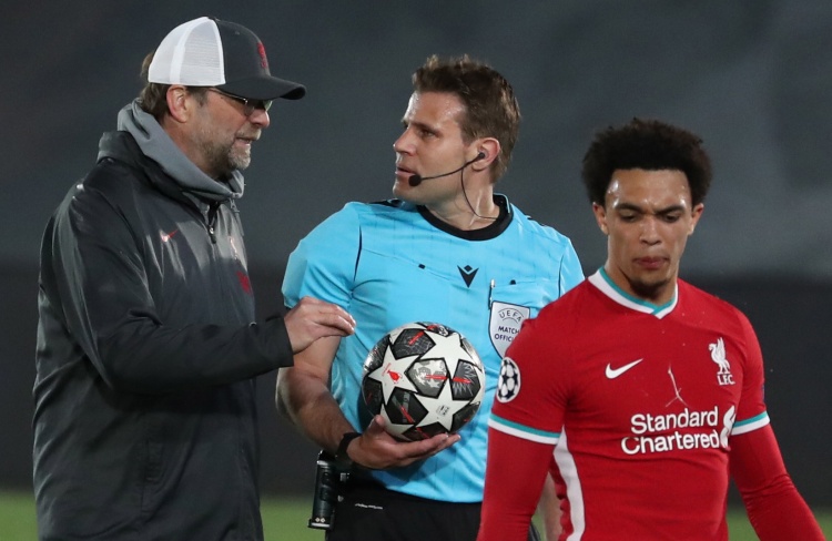 太丝滑了！约基奇上半场10中5得12分5板6助1断2帽 三分4中2（约基奇半场高效：10投5中拿下12分5板6助1断2帽，三分4投2中）