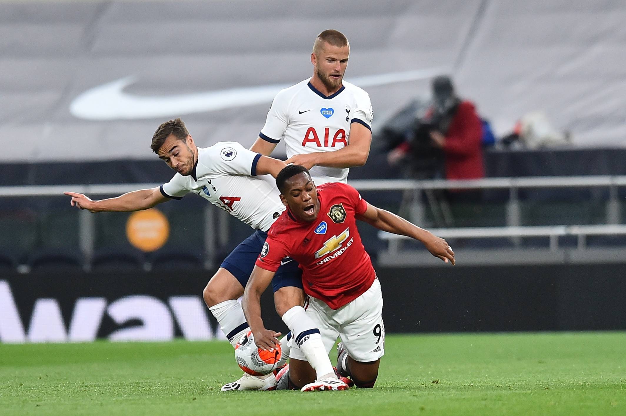 布斯克茨和阿尔巴将在赛季结束退役，穆勒：我向他们脱帽致敬（布斯克茨、阿尔巴赛季末挂靴，穆勒致意：向二人脱帽致敬）