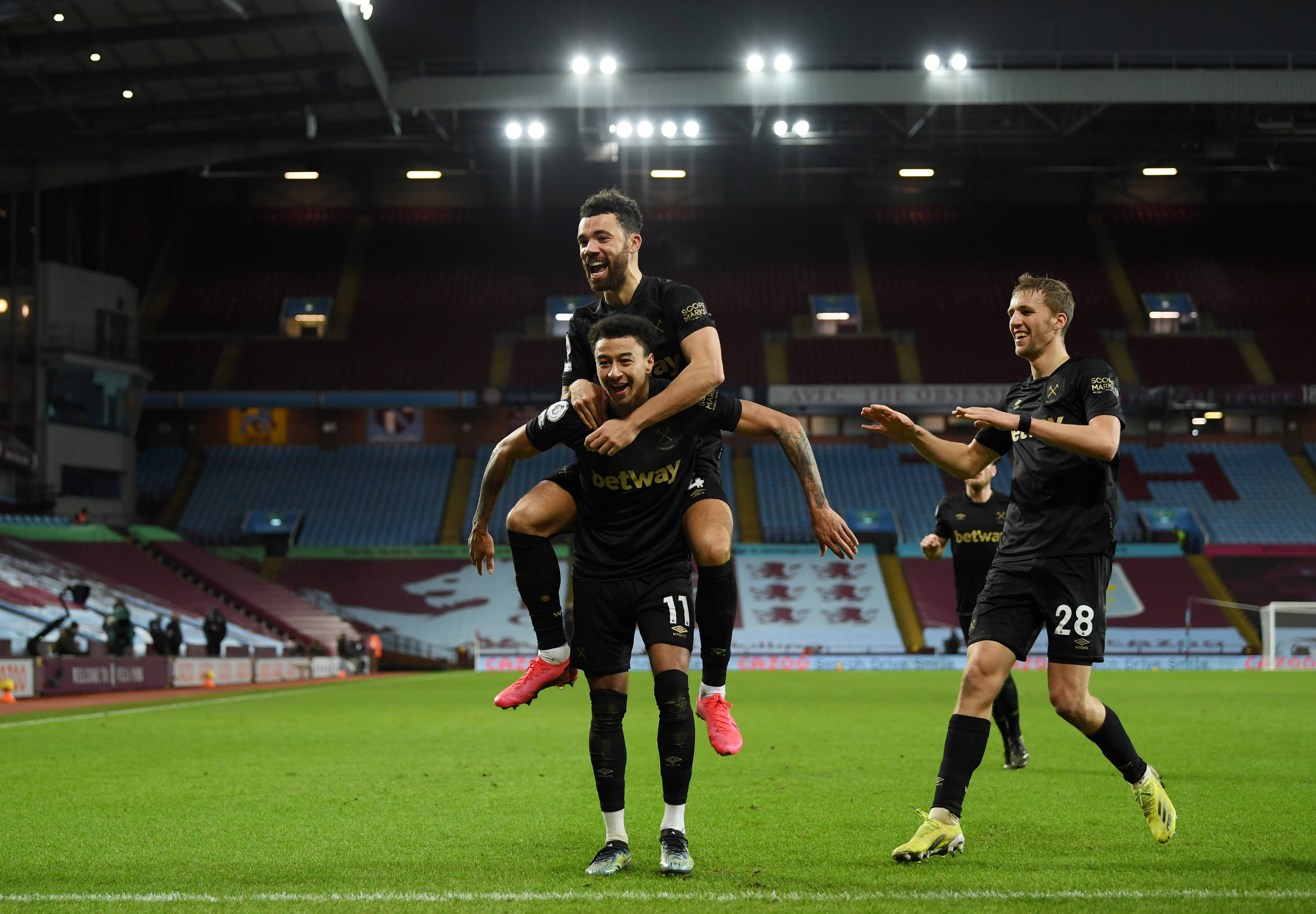 太阳vs马刺前瞻：布克对决福克斯，谁能带队延续连胜步伐？（太阳对阵马刺前瞻：布克PK福克斯，谁能率队续写连胜？）