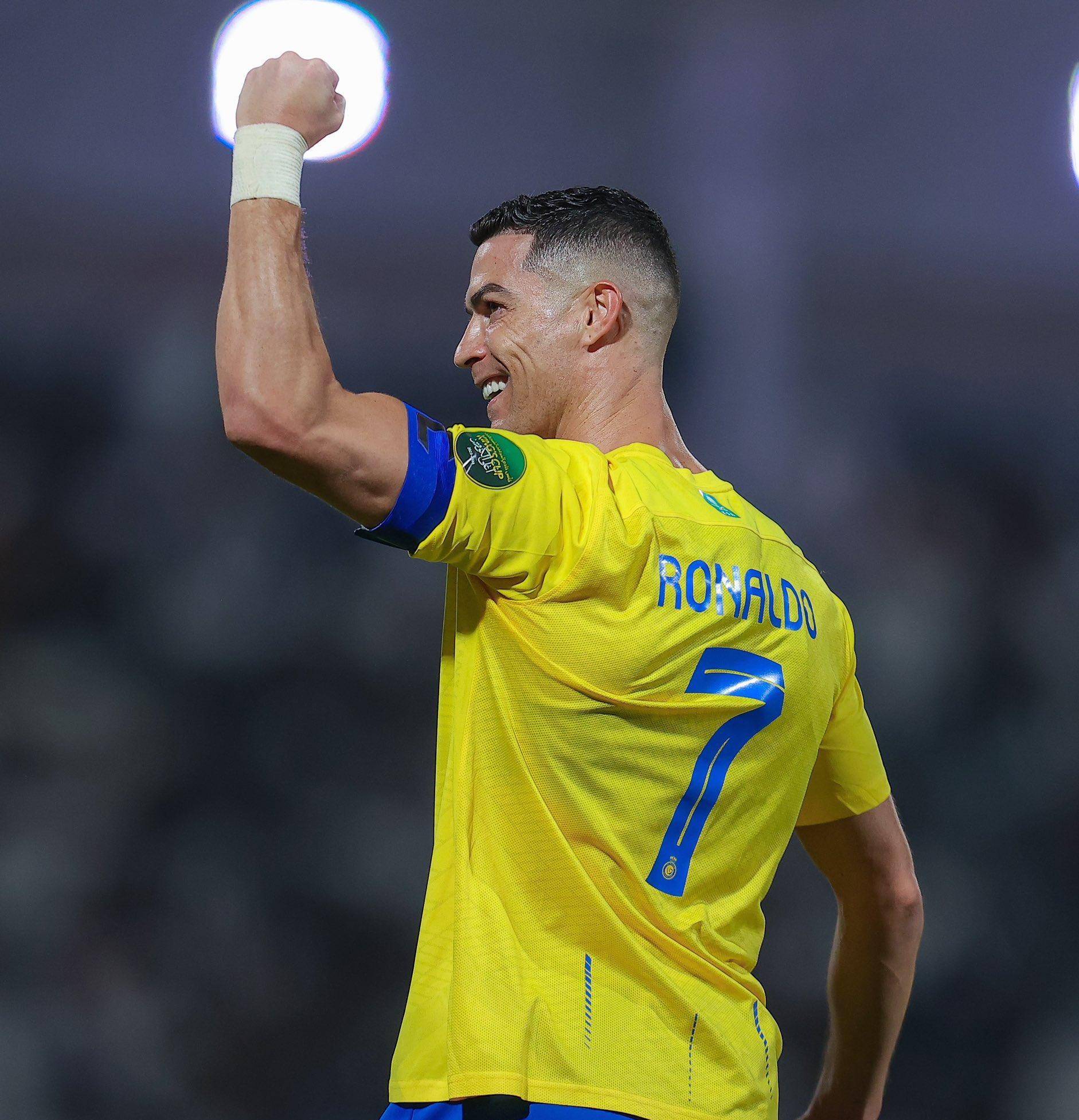 詹姆斯关键三分绝杀比赛（詹姆斯压哨三分定胜负）