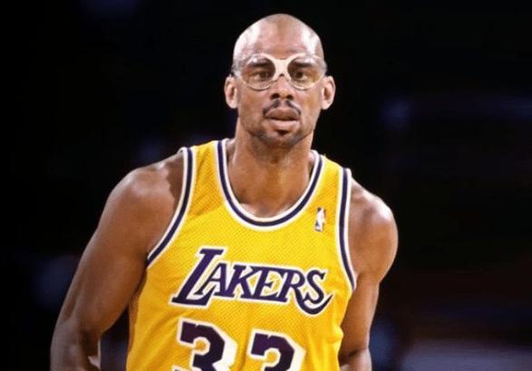 前锋单场双响助球队取胜（前锋梅开二度助球队告捷）