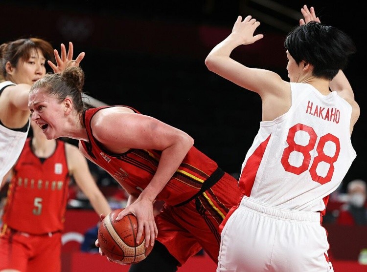 跟玩一样！约基奇单打申京 连续丝滑转身出空间轻松抛投！（约基奇背打申京，连串丝滑转身拉开空间，轻松抛投命中）