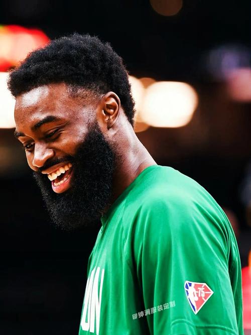 詹姆斯空砍准三双，15篮板大幅刷新个人赛季新高（詹姆斯准三双难救主，15篮板刷新个人赛季纪录）