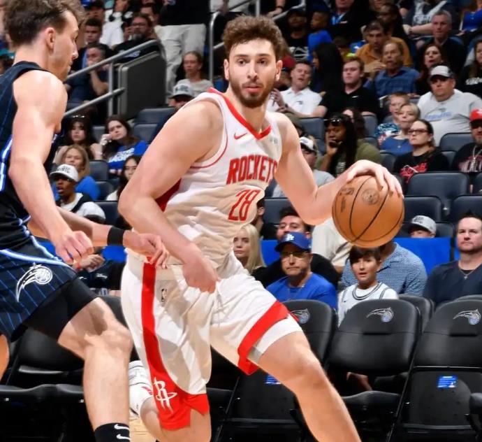 利物浦主场迎战布莱顿，两队战意高昂，利物浦凭借主场优势和阵容完整度有望取胜。（利物浦主场对阵布莱顿，双方斗志旺盛，红军凭主场与人员齐整更有胜算）