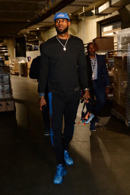 记者：若国足明年热身没惨案或大事故，邵佳一至少干到亚洲杯结束（记者：若国足明年热身赛无惨败或重大变故，邵佳一至少留任至亚洲杯结束）