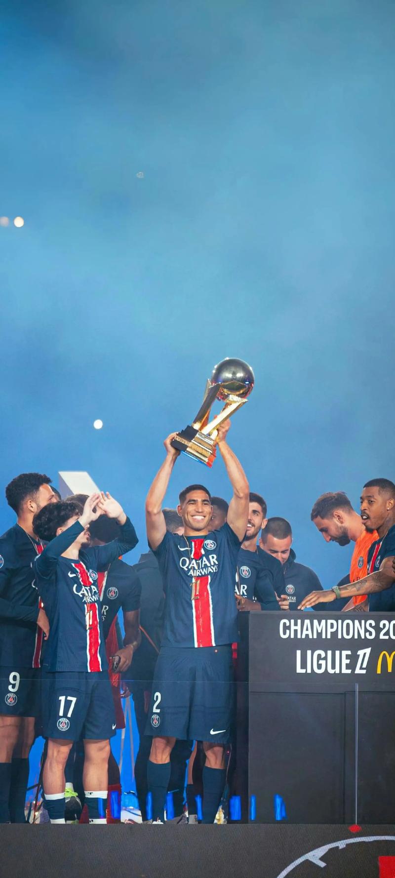 呼和浩特这幕太暖了 ！（呼和浩特的这一幕，暖心极了！）