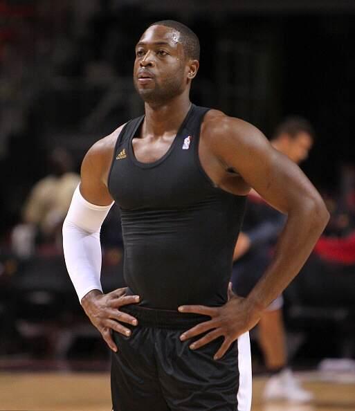 一日英超动向：曼联利物浦难兄难弟，阿森纳领跑态势不可阻挡（英超今日看点：曼联利物浦同陷困境，阿森纳领跑势头难挡）