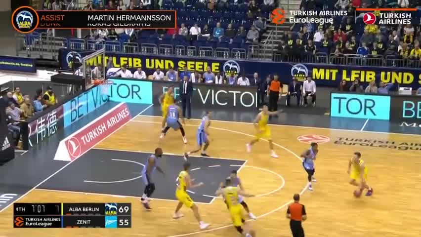 邮报：球迷必须花10镑，才能在纽约球迷区的大屏幕上看世界杯（邮报：纽约球迷区大屏看世界杯需付10英镑）