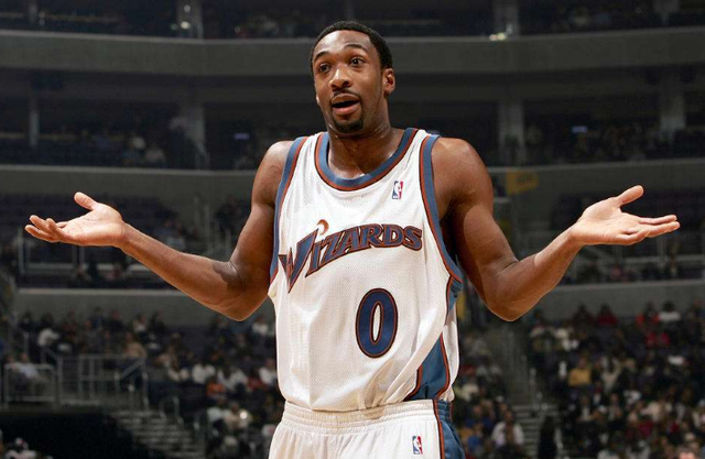 上海vs吉林大名单出炉：张镇麟迎首秀！（沪吉对决名单公布：张镇麟将迎来首秀）