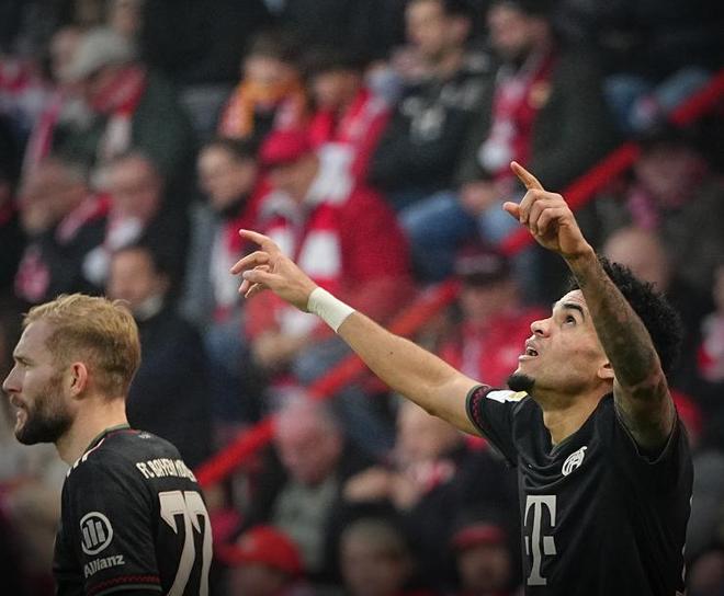 太强了！中国羽毛球又一天才横空出世，18岁少年连赢三位世界冠军（震撼！国羽再迎天才新星，18岁小将连胜三位世界冠军）