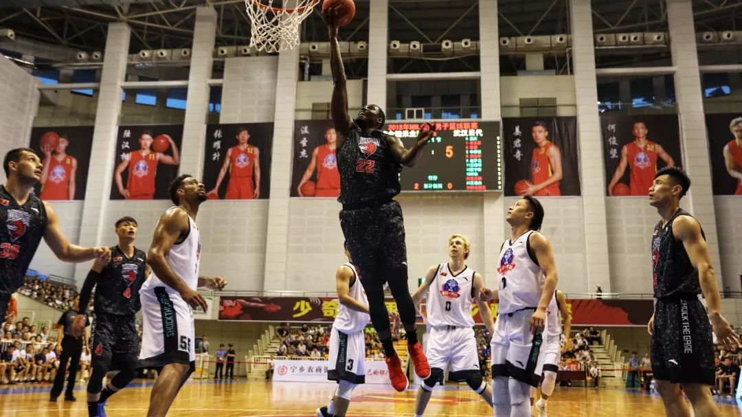 广东男篮首战山西，徐杰领衔12人大名单，三外援首秀四主力缺阵！（广东客战山西：徐杰率12人出征，三外援迎首秀，四主力无缘登场）