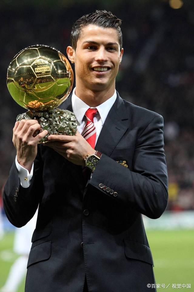 夏普将球传给了鲍威尔，两人之间默契的配合，让对（夏普妙传鲍威尔，二人默契连线令对手措手不及）