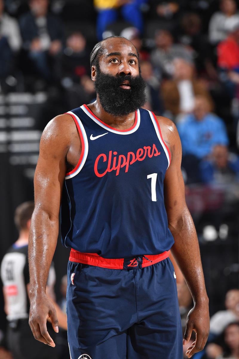 火箭半场战平独行侠，浓眉哥发挥出色（火箭与独行侠半场打成平手，浓眉哥表现抢眼）