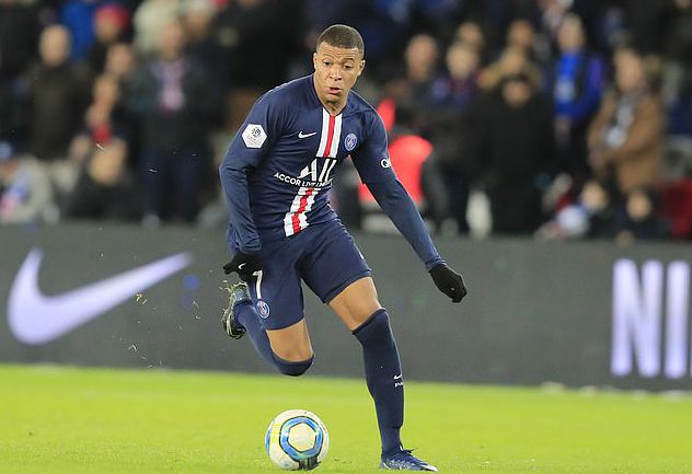 非洲杯再次爆发争议判罚，引球迷不满（非洲杯争议判罚再度上演，球迷不满升级）