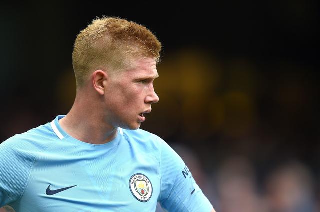 出战G联赛！杨瀚森入场一身浅色运动穿搭 卫衣上印着自己名字（杨瀚森出征G联赛，浅色运动装亮相，卫衣印有姓名）