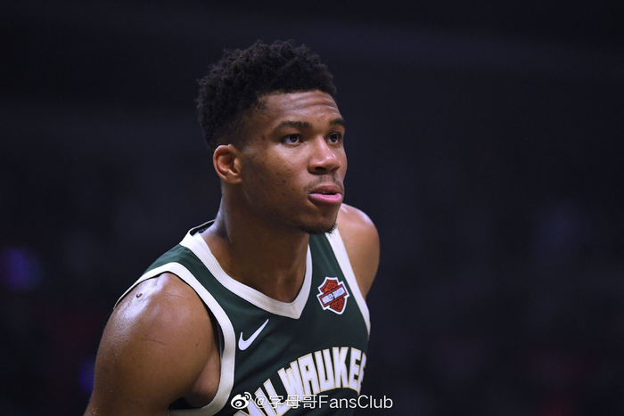 火箭半场战平独行侠，浓眉哥发挥出色（火箭与独行侠半场打成平手，浓眉哥表现抢眼）