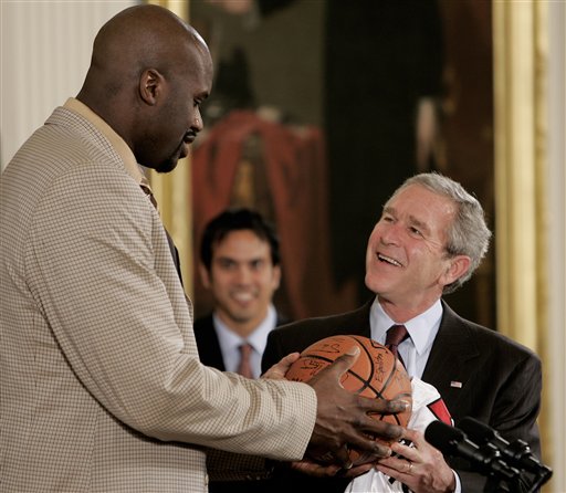 梅西获美职联MVP并率队首夺总冠军，雨中致歉开幕式取消（梅西荣膺美职联MVP率队首夺总冠军，雨中开幕式取消他现场致歉）