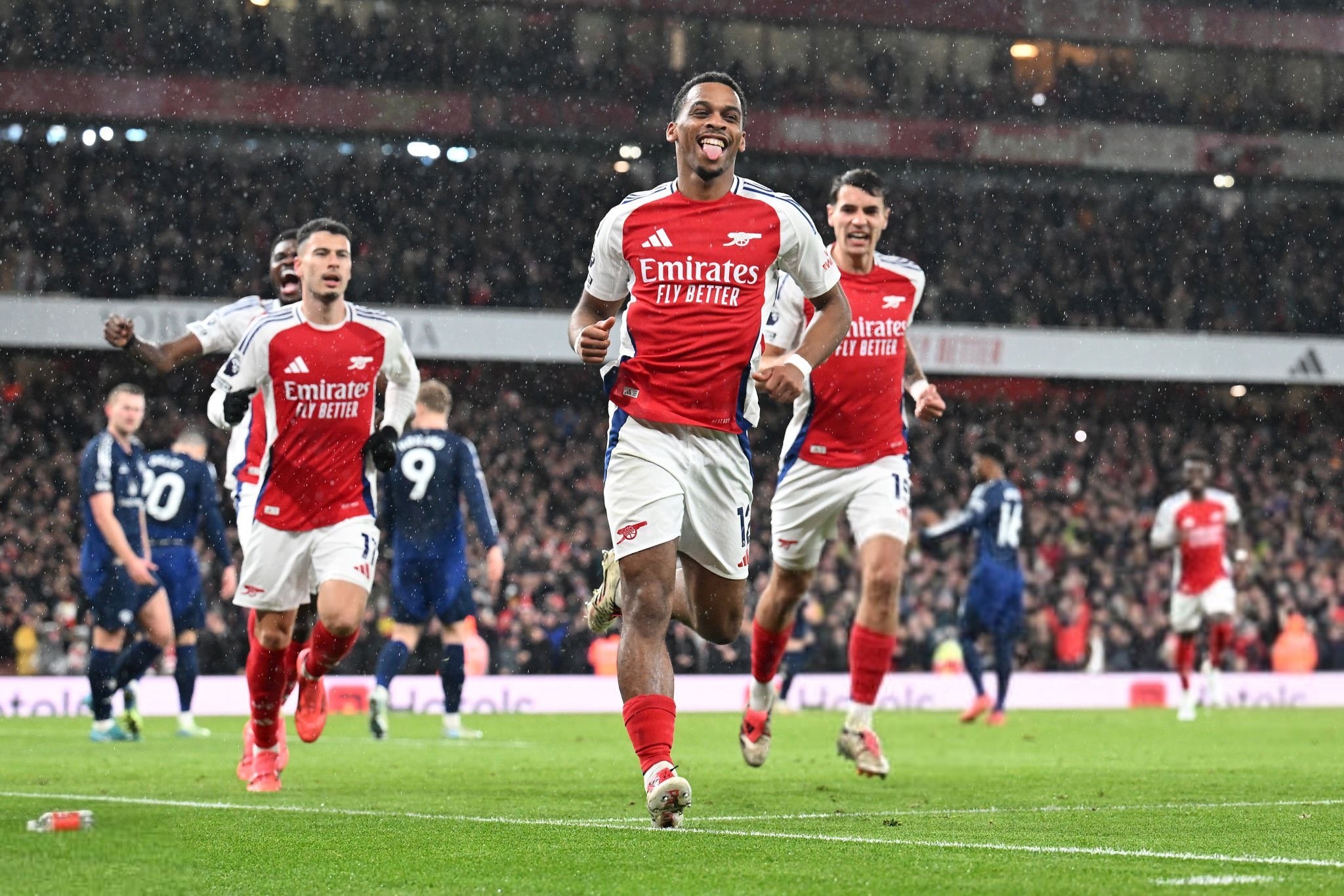 早报：阿森纳晋级英联杯四强；恩德里克租借加盟里昂（晨报：阿森纳挺进英联杯四强，恩德里克租借赴里昂）