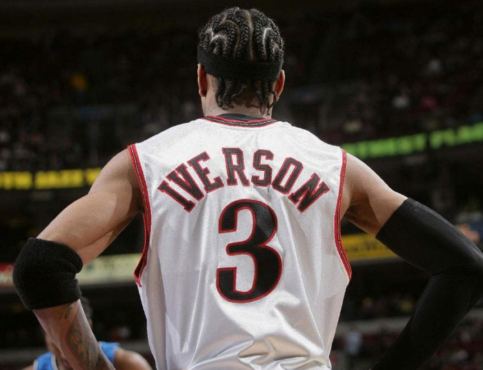 篮球湖人球迷制作大型海报欢迎队内新援（湖人球迷用巨幅海报迎接球队新援）