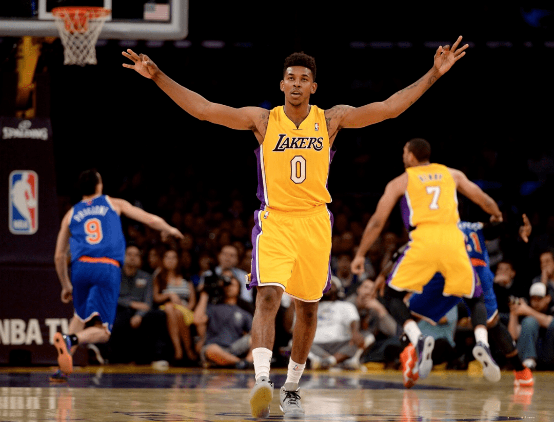 官方：明夏世界杯上下半场中段有强制补水时间，每次3分钟（FIFA官宣：明夏世界杯每半场中段设3分钟强制补水暂停）