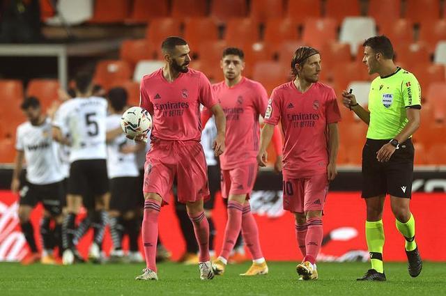 颁奖规则和典礼流程引争议，中足联将听各方意见后在明年调整（颁奖规则与典礼流程引发争议，中足联将广泛征求意见并于明年调整）